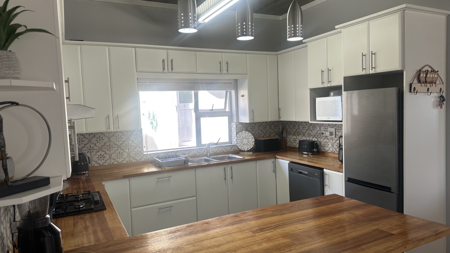 To Let 3 Bedroom Property for Rent in Big Bay Western Cape